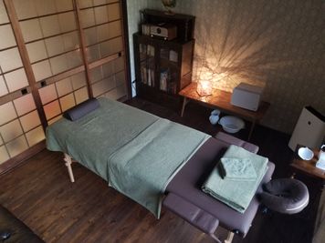 スピーカーシステム完備。施術中、やすらぎの音を身体全体でお楽しみください。 - 癒しの古民家Kyoto Knot サロンスペースの室内の写真