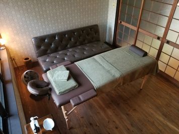施術前のカンファレンスに便利なソファをご用意しております。 - 癒しの古民家Kyoto Knot サロンスペースの室内の写真