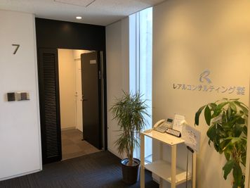 7階エレベーターホール - レアル会議室 会議室1の入口の写真