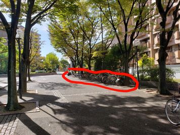 自転車&バイクは、赤い〇の部分にお停めください☆

管理事務所様の目の前の所は、職員様専用スペースとなっておりますので停めないようお願いいたします。

 - レンタルスタジオ BigTree  和泉和気店B＆Cルーム 和泉和気店　B＆Cルームの室内の写真