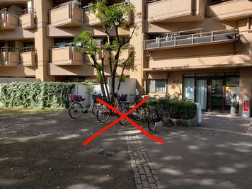 自転車&バイクは、赤い〇の部分にお停めください☆

管理事務所様の目の前の所は、職員様専用スペースとなっておりますので停めないようお願いいたします。

 - レンタルスタジオ BigTree  和泉和気店B＆Cルーム 和泉和気店　B＆Cルームの室内の写真