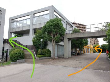 緑色が階段ルート
オレンジ色がスロープルートです☆ - レンタルスタジオ BigTree 和泉和気店　B＆Cルームの室内の写真