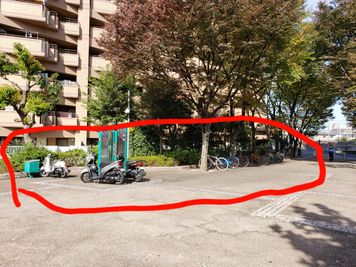 自転車&バイクは、赤い〇の部分にお停めください☆

管理事務所様の目の前の所は、職員様専用スペースとなっておりますので停めないようお願いいたします。

 - レンタルスタジオ BigTree  和泉和気店B＆Cルーム 和泉和気店　B＆Cルームの室内の写真