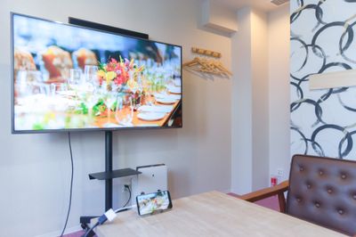 大型モニターを置いてもゆったりとした空間。 - Feel Osaka Yu ［ クラシックリゾート会議室 ]の室内の写真