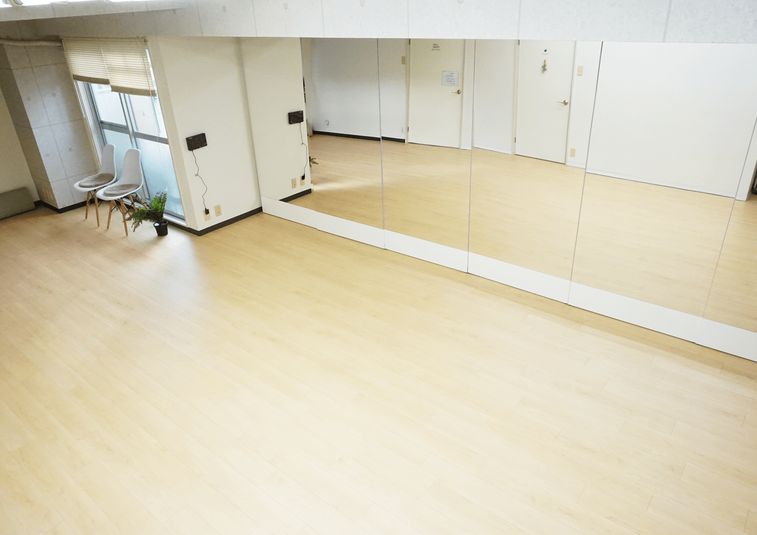 5.4ｍ×180㎝の鏡を設置しております。ダンスレッスンやヨガなどに最適です。 - レンタルスタジオ キブラの室内の写真