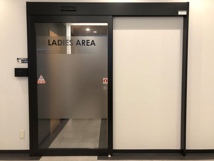 鍵付き完全個室 - キャビNET神戸三宮店