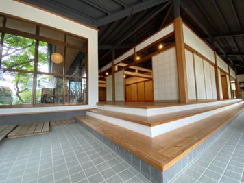 雷神館　入り口 - 京都会議室 心華寺 雷神館 2/3区画の入口の写真