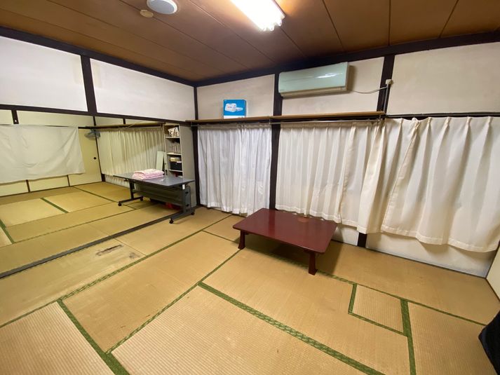 寺務所会議室　室内（利用区画はお写真の1/2です。） - 京都会議室 心華寺 寺務所会議室 1/2区画の室内の写真