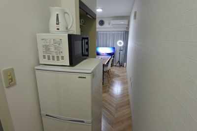 冷蔵庫、電子レンジ、電気ケトル有り - 福岡レンタルスペース RECO薬院 シンプルな多目的レンタルスペース　Wi-Fi完備の室内の写真
