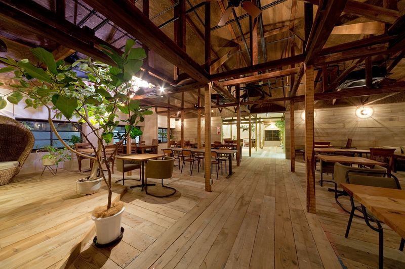 木目を基調とした店内は、“ログハウス感”を楽しめる空間で、自然の中にいるような居心地の良さが自慢です。 - Fun Space Diner 全館貸切プランの室内の写真