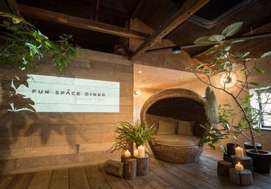 ステージとソファー。撮影スポットとしてよく使用されます。 - Fun Space Diner 全館貸切プランの室内の写真