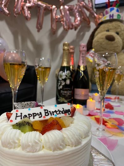 白と大理石の空間 - 大阪梅田のおしゃれ空間