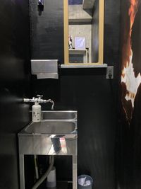 トイレの手洗い場です。ライトのスイッチを切り替えるとブラックライト仕様のライティングに変わります。 - レンタルフリースペース 多目的レンタルスペースの設備の写真