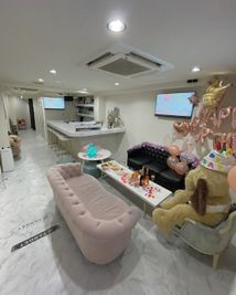 店内画像 - 大阪梅田のおしゃれ空間 白と大理石の空間の室内の写真