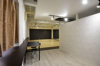 入口入ってすぐのミーティングスペースから見たところです。 - シェア・スタ　神戸三宮 レンタルスタジオ　の室内の写真