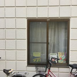 窓に絵本 - Cafe Lugna  多目的スペースの外観の写真