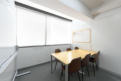 ワンコイングリッシュ五反田校 会議室、コワーキングスペースの室内の写真