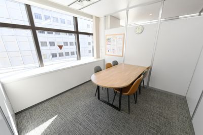 ワンコイングリッシュ横浜校 会議室、コワーキングスペースの室内の写真