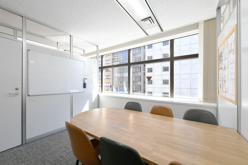 ワンコイングリッシュ横浜校 会議室、コワーキングスペースの室内の写真