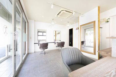 自然光が入る開放的な施術空間☆　駅近で貸切感覚が人気のフリーランスシェアサロン！ヘア、ヘッドスパ、メイクレッスンに◎  - レンタルシェアサロンUZI東松戸