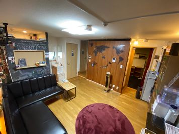 2階共用スペースラウンジとして休息にもおすすめ - 深夜特急＋ 1F個室スペース　最大5名様　の室内の写真