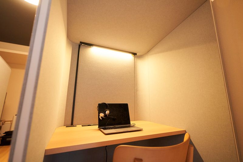 WEB会議ブース - 大阪会議室 ハレオフィス新大阪店