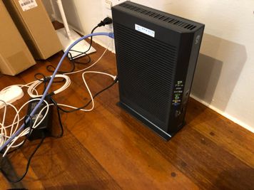 高速光回線をご用意しています。有線LAN、Wi-Fiどちらの接続も可能です - 上原ベース 上原ベース【代々木上原・映像収録配信スタジオ】の設備の写真