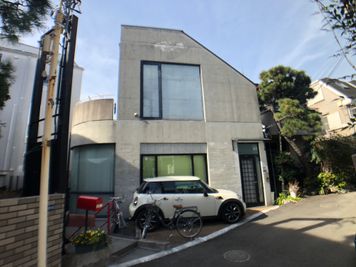 代々木上原から徒歩2分の閑静な住宅街にあります - 上原ベース 上原ベース【代々木上原・映像収録配信スタジオ】の外観の写真