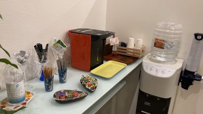 コーヒーや紅茶などをご用意しております。 - シェアオフィスURL仙台駅東口 個室（オレンジ）の設備の写真