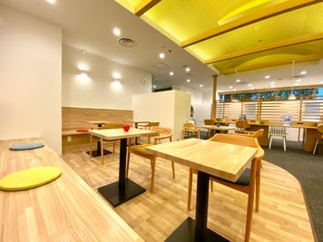 カフェラウンジをご利用いただけます。来客応対や待合スペースとしてもご利用いただいております。 - シェアオフィスURL仙台駅東口 個室（オレンジ）のその他の写真