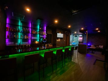 バーカウンターとバック棚はLED照明で雰囲気をしっかり盛り上げます♪ - Bar LEON 姫路駅から徒歩圏内♪落ち着いた雰囲気が大人気の隠れ家的なBarの室内の写真