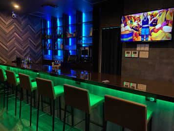 落ち着いた雰囲気のBar。オシャレなカウンターとVIPルーム♪カラオケあり♪ダーツマシンに各種VOD・TVゲームもあります！ - Bar LEON