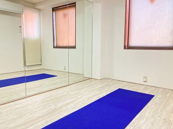 お一人でのヨガ、トレーニングなどのご利用に。 - 京橋レンタルスタジオLibre スタジオ＆サロンリブレの室内の写真