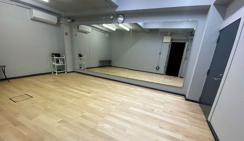 6月24日に床をリフォームを行いました。 - レンタルスタジオDancers 河原町 Aスタジオの室内の写真