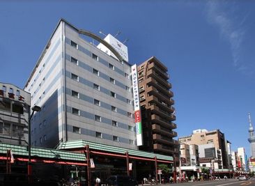 浅草セントラルホテル スーペリアルームの入口の写真