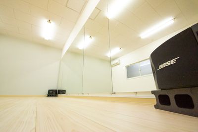 BOSE 201Vのスピーカーを完備。大迫力の音楽を流しながら、ダンス練習に打ち込むことができます。 - 【栃木県佐野市】スタジオキビス ダンスができるレンタルスペース丨スタジオキビスの室内の写真