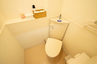 お化粧室(トイレ)はシンプルですが、清潔感を保っています。 - 【栃木県佐野市】スタジオキビス ダンスができるレンタルスペース丨スタジオキビスの設備の写真