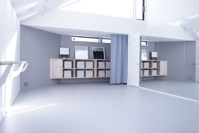 固定バレエバーは、6mと4.3mを設置 - ギャラリー＋スタジオ　COMMU 【レッスン利用】スタジオの室内の写真