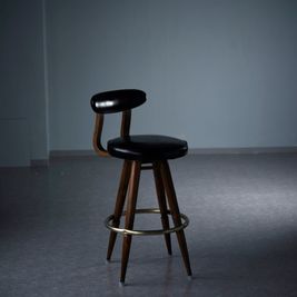 腰掛椅子 - studio akegure 自然光＆ストロボで思いのままに撮れる! リバーサイド撮影スタジオの設備の写真