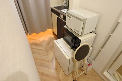 冷蔵庫、電子レンジ、タオルウォーマー、姿見あります - 福岡レンタルサロン Babu薬院 完全個室のプライベートサロンの設備の写真