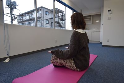 ヨガ風景 - レンタルスペースひだまり 会議/教室/サロン/撮影/ヨガの室内の写真