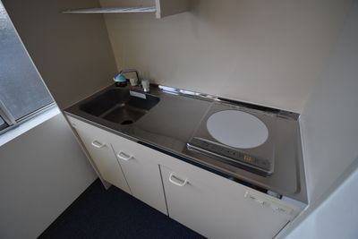 ミニキッチン - レンタルスペースひだまり 会議/教室/サロン/撮影/ヨガの室内の写真