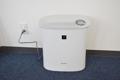 SHARP製の空気清浄機 - レンタルスペースひだまり 会議/教室/サロン/撮影/ヨガの設備の写真