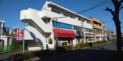 ジョナサンの看板を目印に左手前の階段をお上がりください - レンタルスペースひだまり 会議/教室/サロン/撮影/ヨガの外観の写真