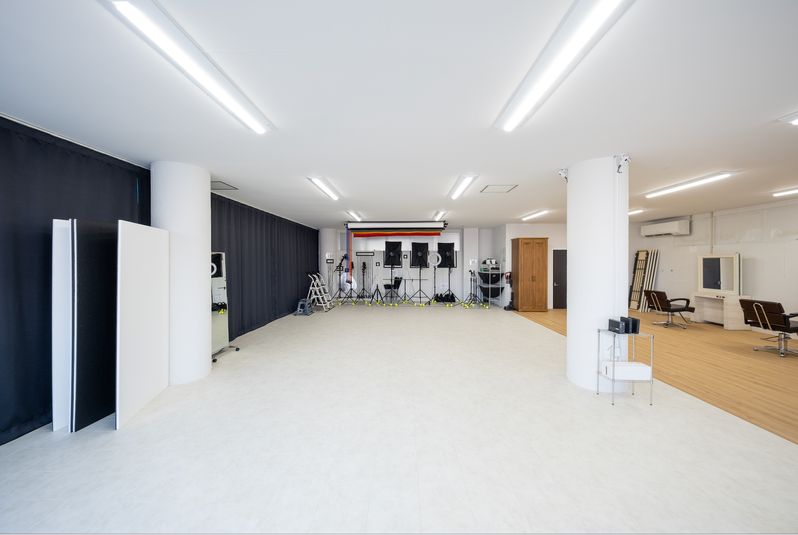 店内は広々、照明機材、ペーパーと充実の設備 - Studio THREE レンタルスタジオの室内の写真