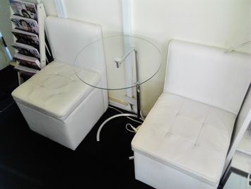 待合スペース、お客様が重なった時などに最適、雑誌もあります - 貴方の店グループ 1H５００個室サロンの室内の写真