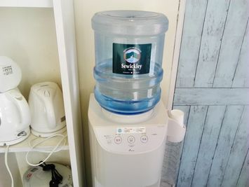 ウォーターサーバー飲み放題、お湯もでます - 貴方の店グループ 1H５００個室サロンの室内の写真