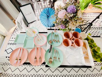 中皿2、丸皿2、スプーン、フォーク、マグカップ、コップ、お子様用お皿、お子様用コップ、お子様用スプーン、フォーク、お箸 - 新大阪駅2分♪MSPACE 【パラム新大阪駅前】100インチスクリーン/高性能プロジェクターの設備の写真