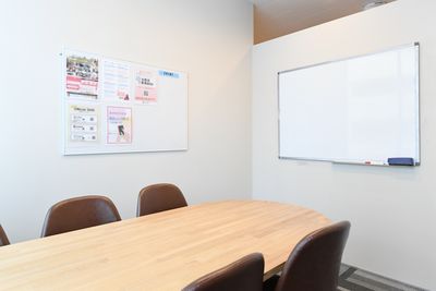 ワンコイングリッシュ新宿校 会議室、コワーキングスペースの室内の写真