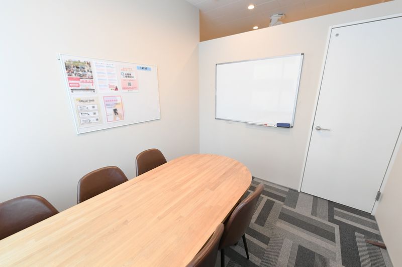 ワンコイングリッシュ新宿校 会議室、コワーキングスペースの室内の写真